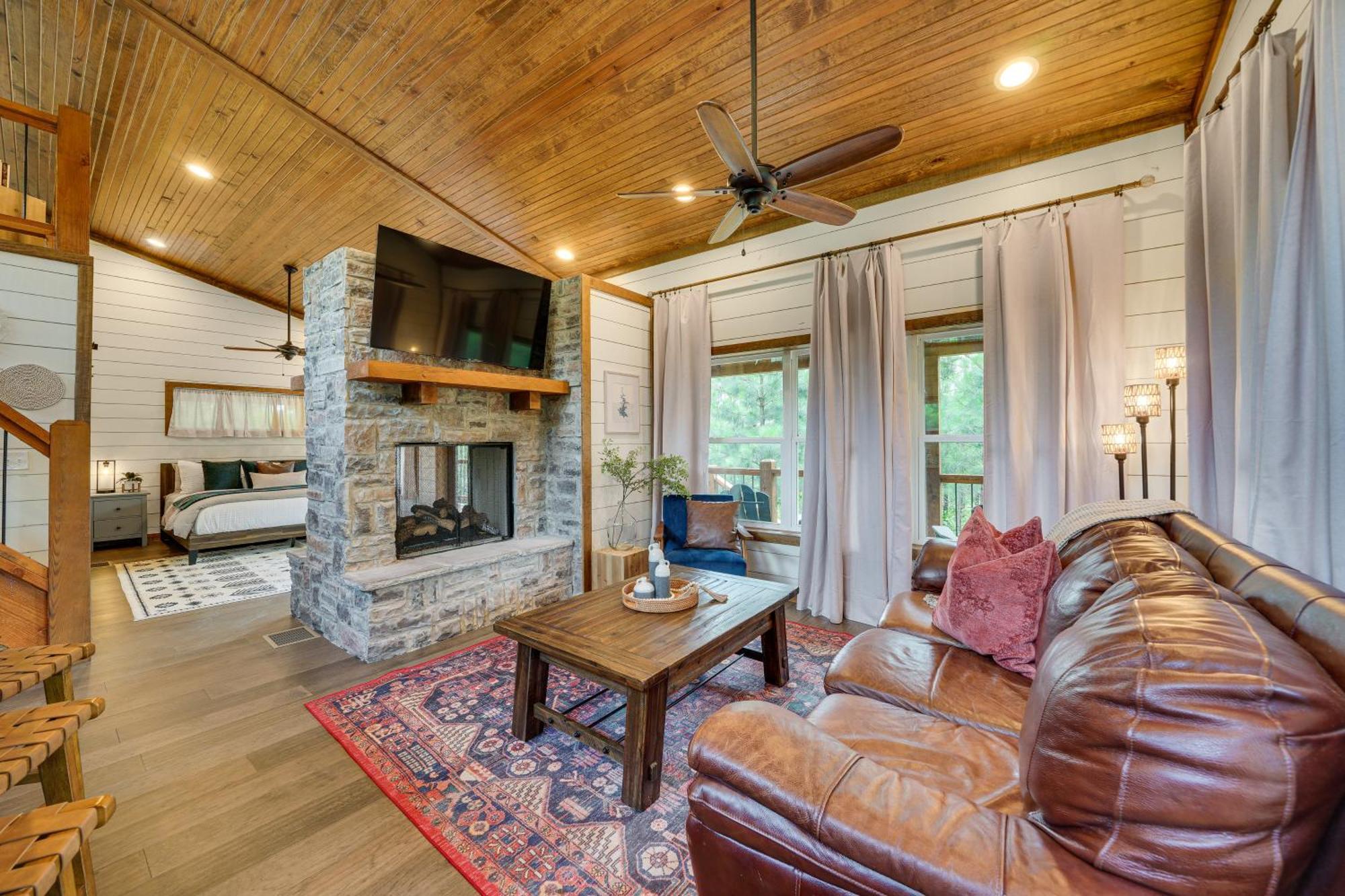 Tree-Lined Broken Bow Studio With Private Hot Tub! Exterior foto