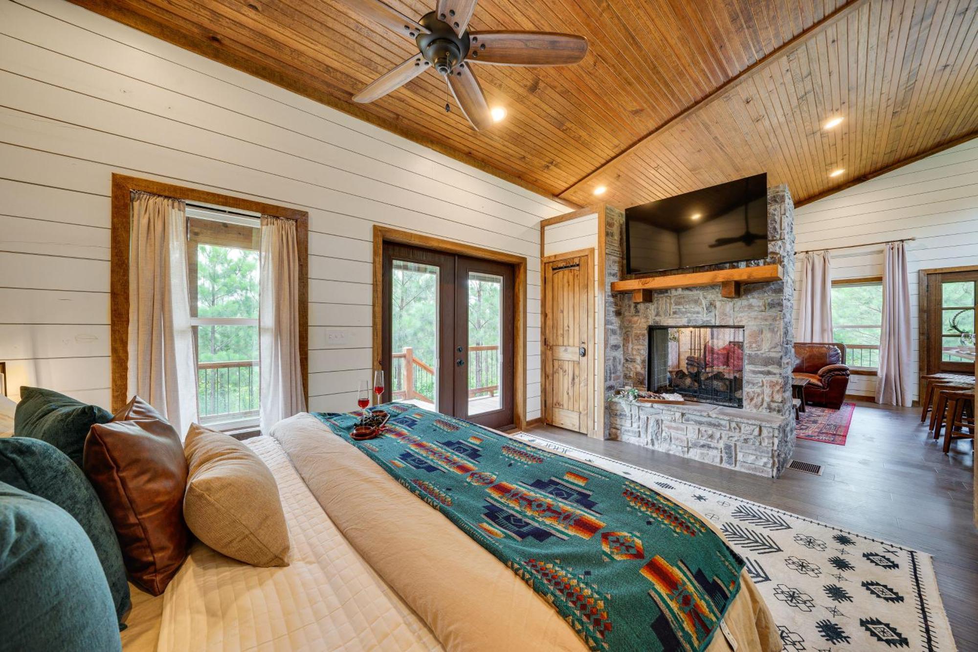 Tree-Lined Broken Bow Studio With Private Hot Tub! Exterior foto